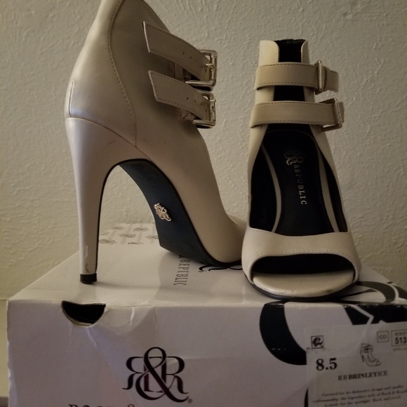 Ladies Shoes - Picture 2 of 3